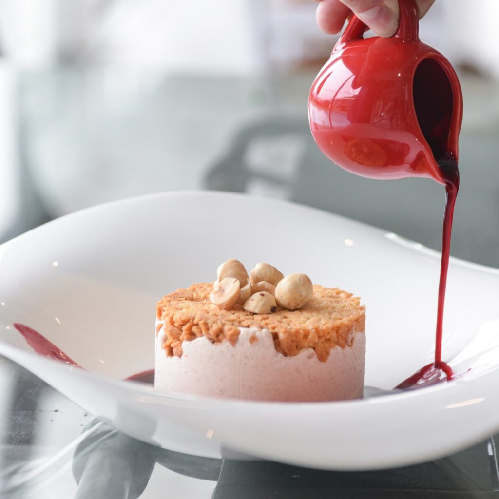 peccato di gola semifreddo alla nocciola con cuore di bomboniera e salsa di more