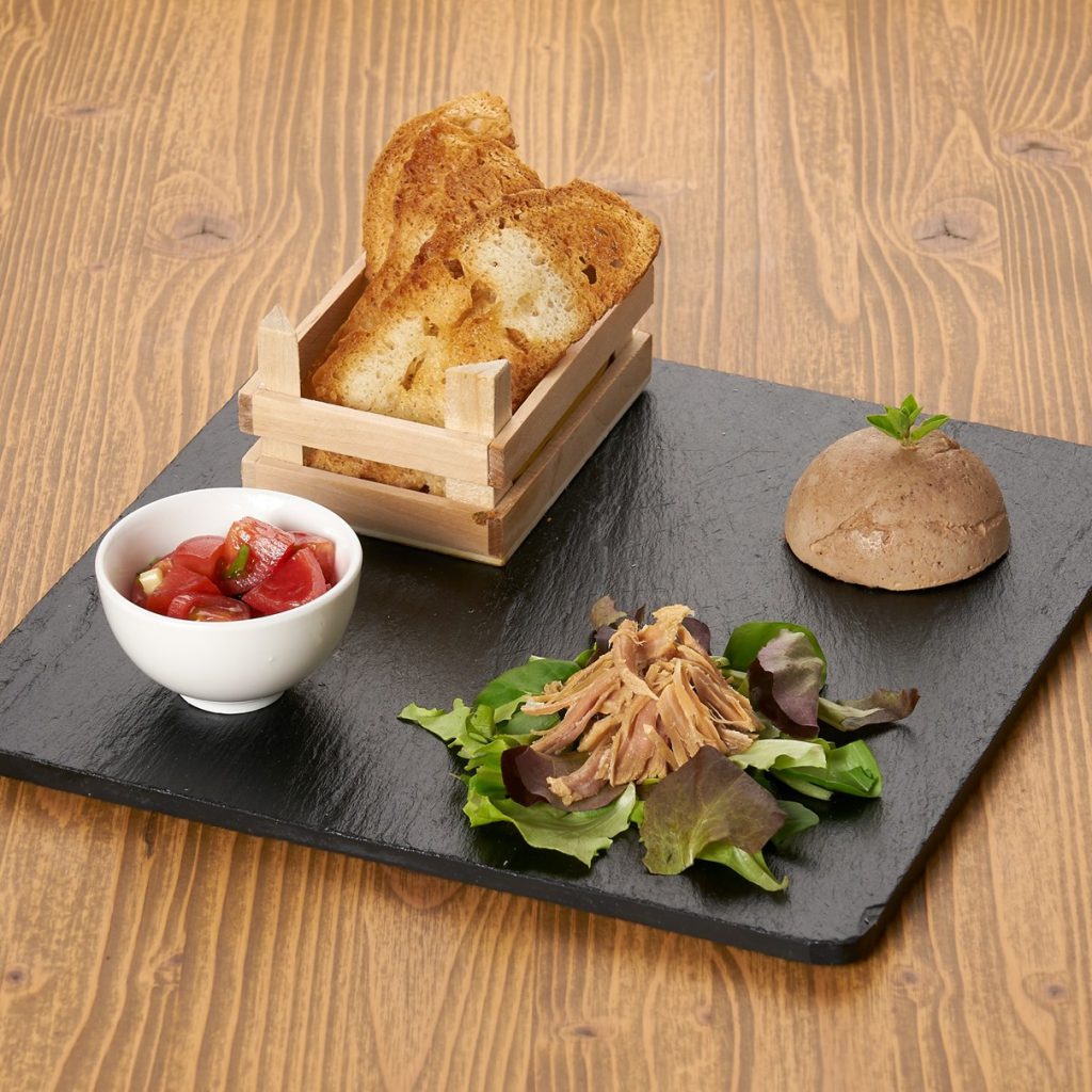 sapori di toscana.tonno dei chianti, paté di fegatini al vin santo, crema di lardo e pasta di pomodoro.