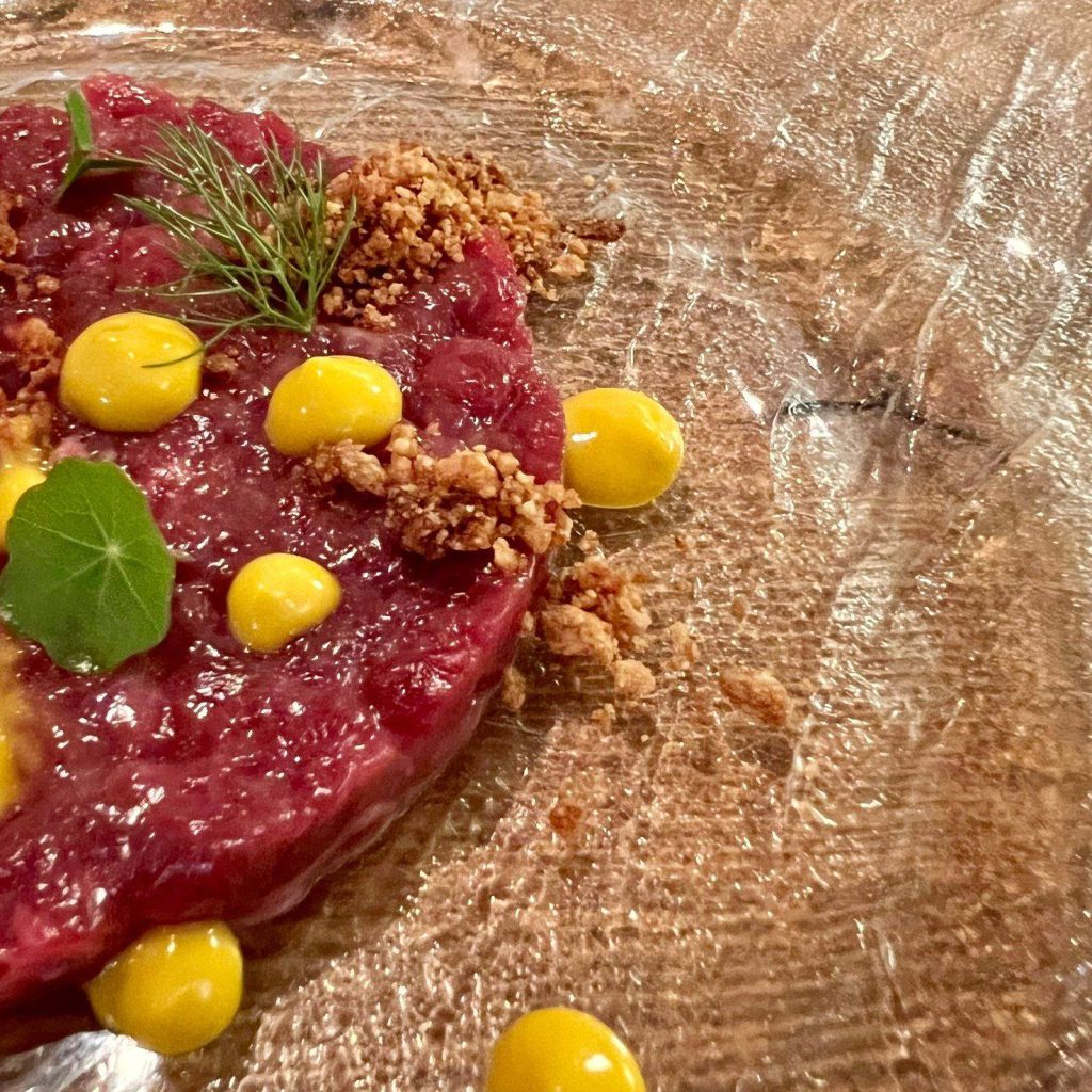 tartare di capriolo della riserva di san rossore con crumble di castagne e maionese alla zucca